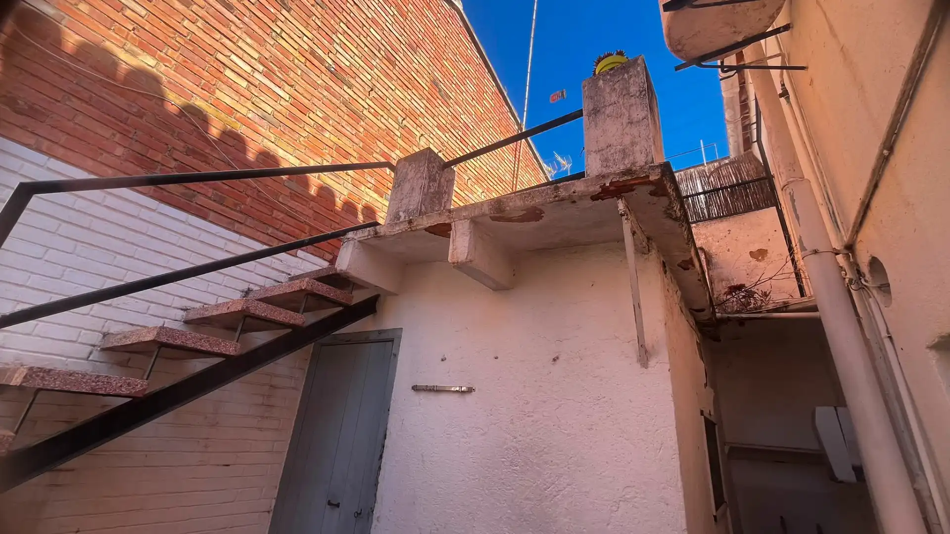 Außenansicht von Einfamilien-Reihenhaus zum Verkauf in Cambrils mit Terrasse, Abstellraum und Alarm