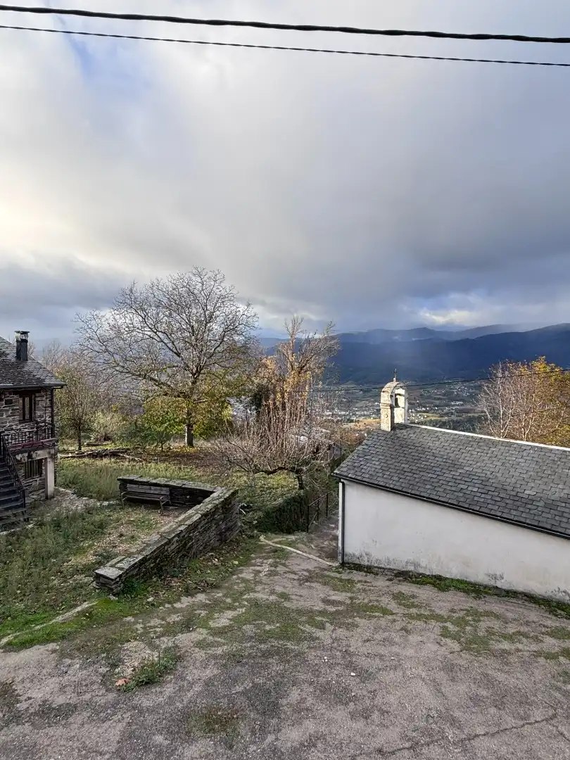 Vista exterior de Casa o xalet en venda en O Barco de Valdeorras   amb Calefacció, Moblat i Forn