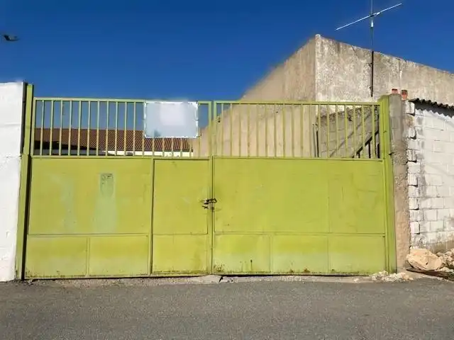 Außenansicht von Fabrikhallen zum Verkauf in La Lastrilla 