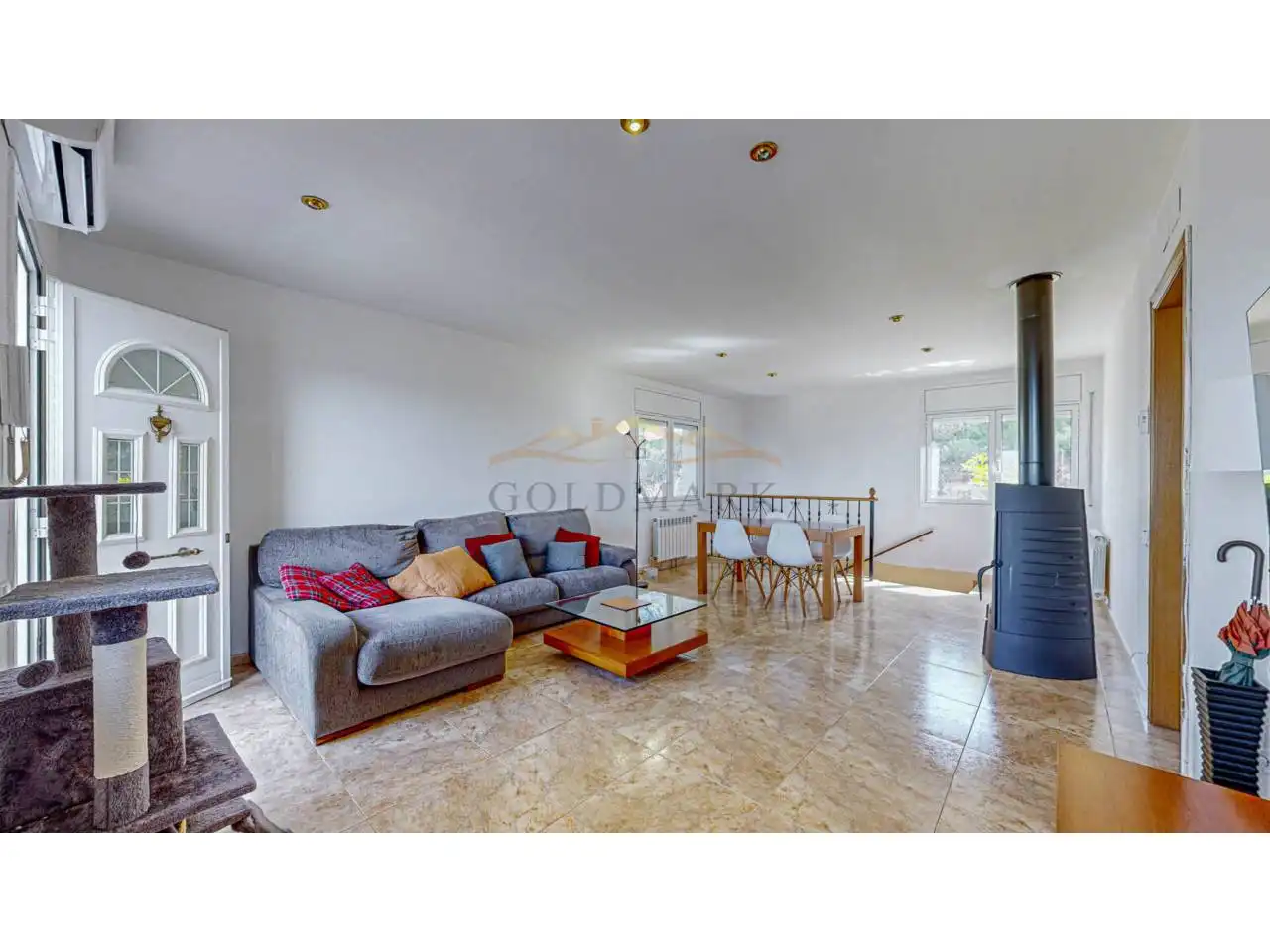 Sala d'estar de Casa o xalet en venda en Corbera de Llobregat amb Aire condicionat, Jardí privat i Terrassa