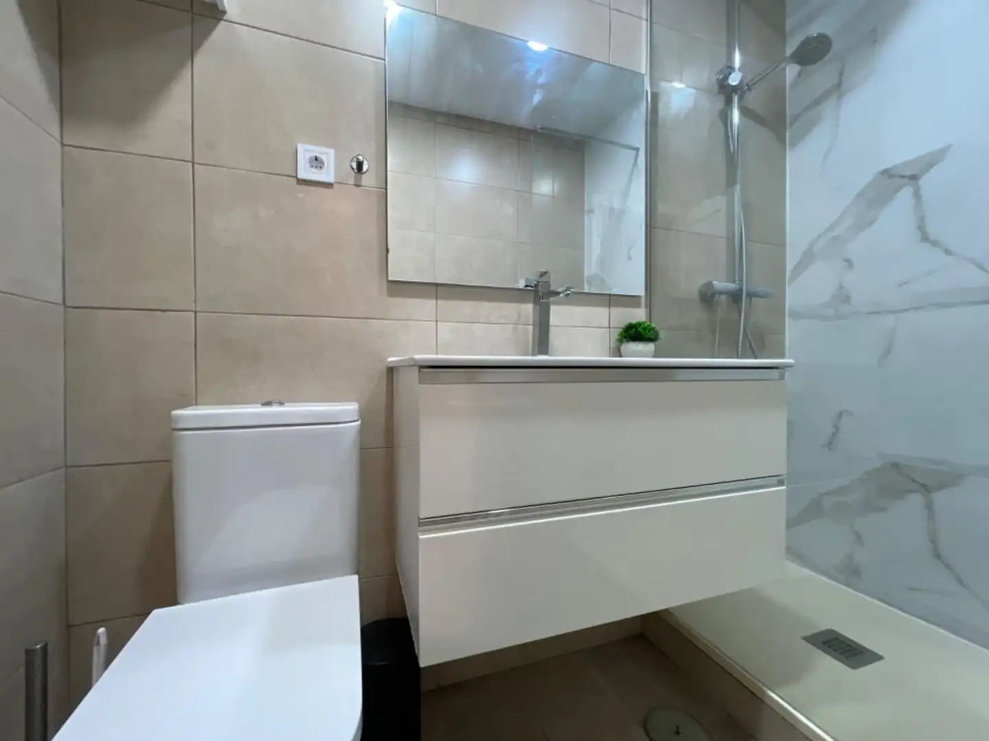 Baño de Estudio en venta en Madrid con Calefacción y Amueblado