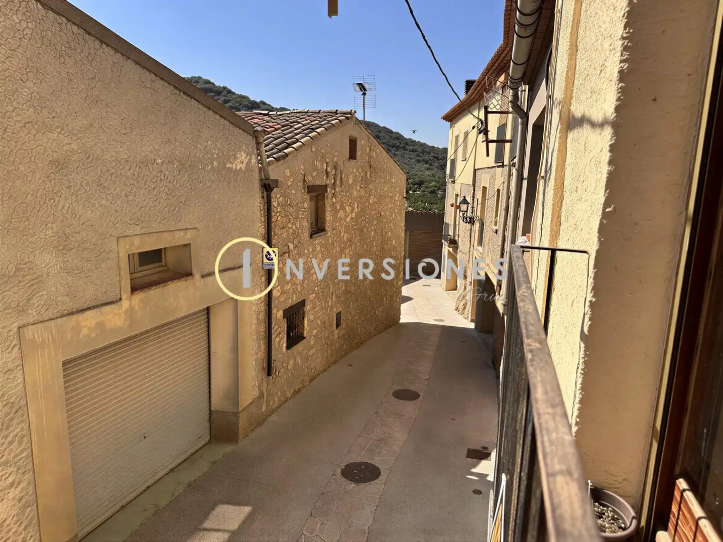 Vista exterior de Casa adosada en venda en Vilanova de Prades amb Moblat i Balcó