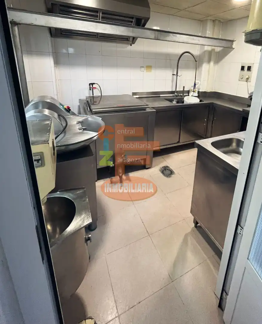 Cuina de Local en venda en Zaragoza amb Aire condicionat i Moblat