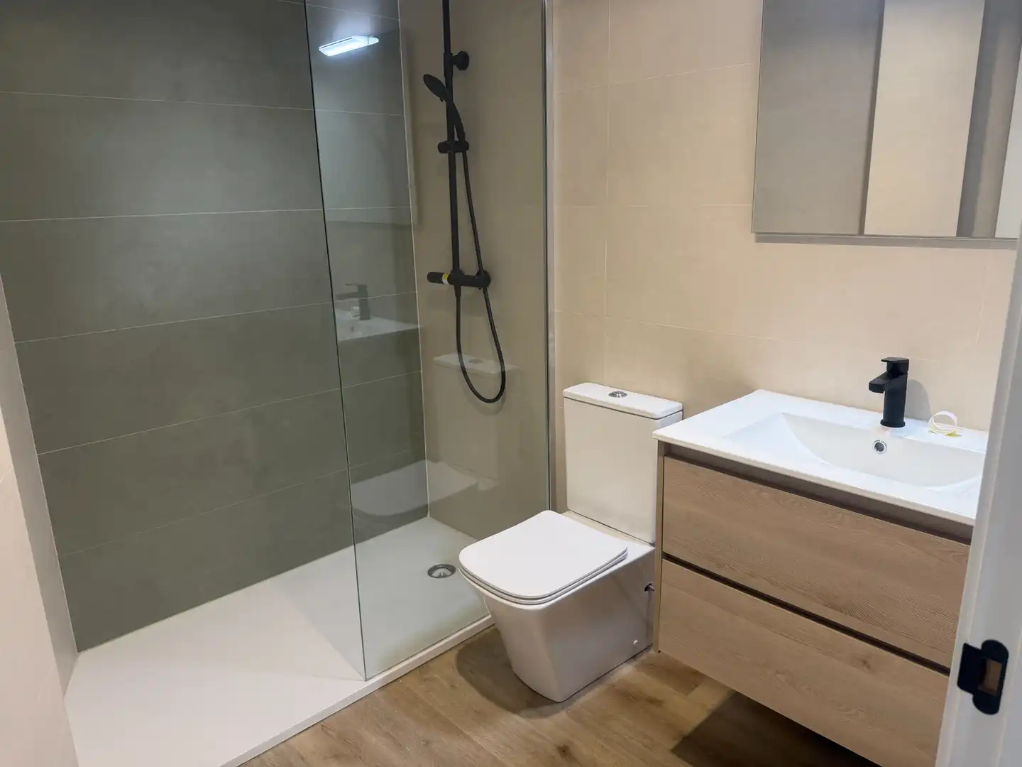 Badezimmer von Wohnungen zur Miete in Lleida mit Klimaanlage, Heizung und Parkett