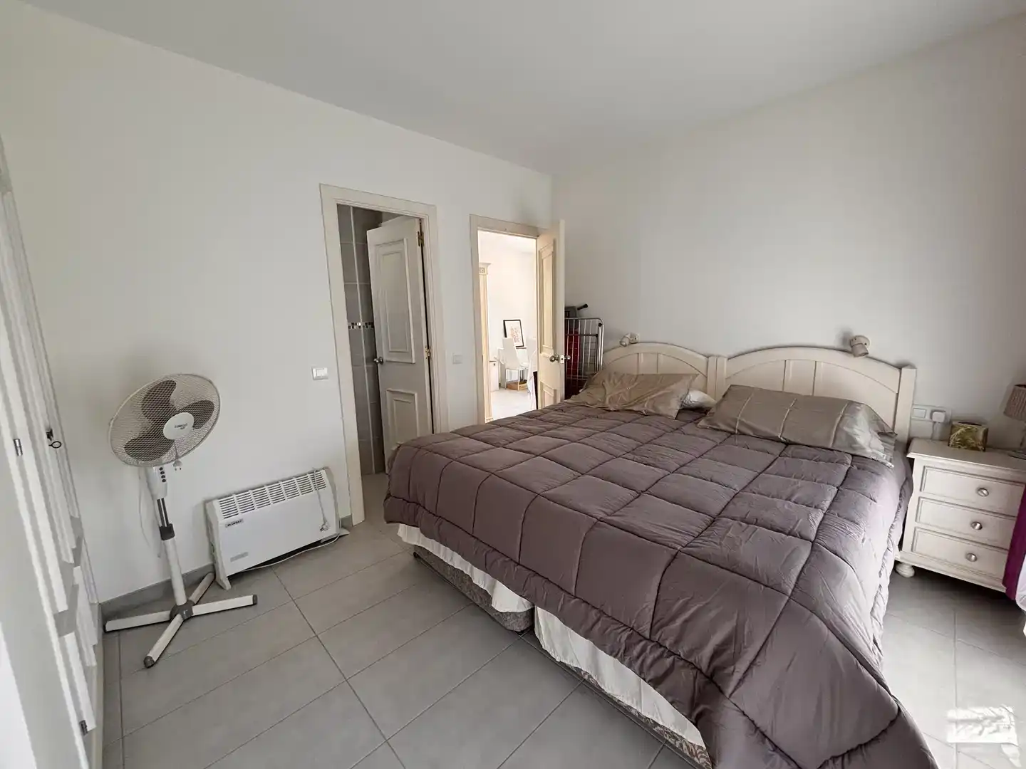 Habitación de Apartamento para compartir en Estepona con Aire acondicionado, Trastero y Piscina