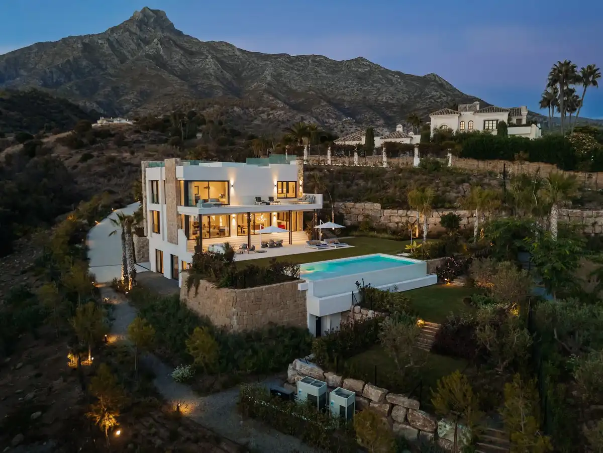 Vista exterior de Casa o xalet en venda en Marbella amb Aire condicionat, Jardí privat i Terrassa