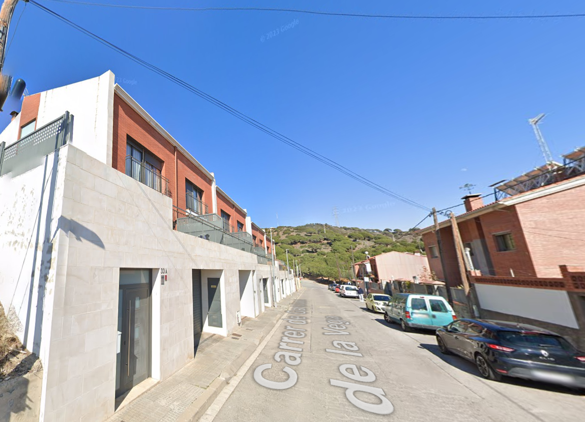 Exterior view of Single-family semi-detached for sale in Santa Coloma de Gramenet  with Swimming Pool