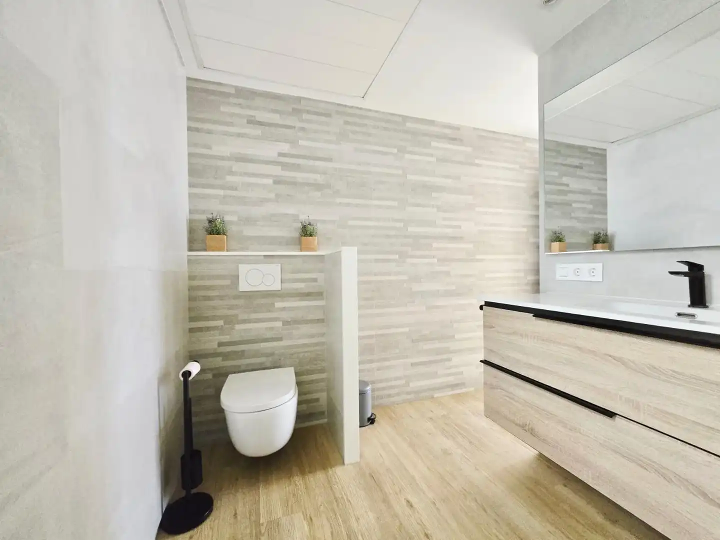 Bathroom of Flat for rent in Valencia  with Parquet flooring and Terrace
