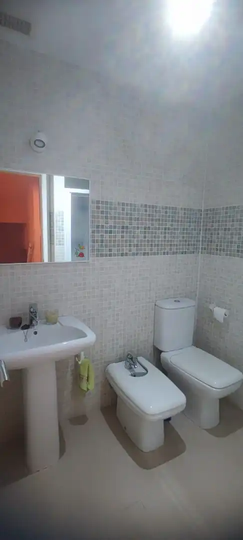 Baño de Casa adosada en venta en Coria del Río con Trastero, Amueblado y Piscina comunitaria