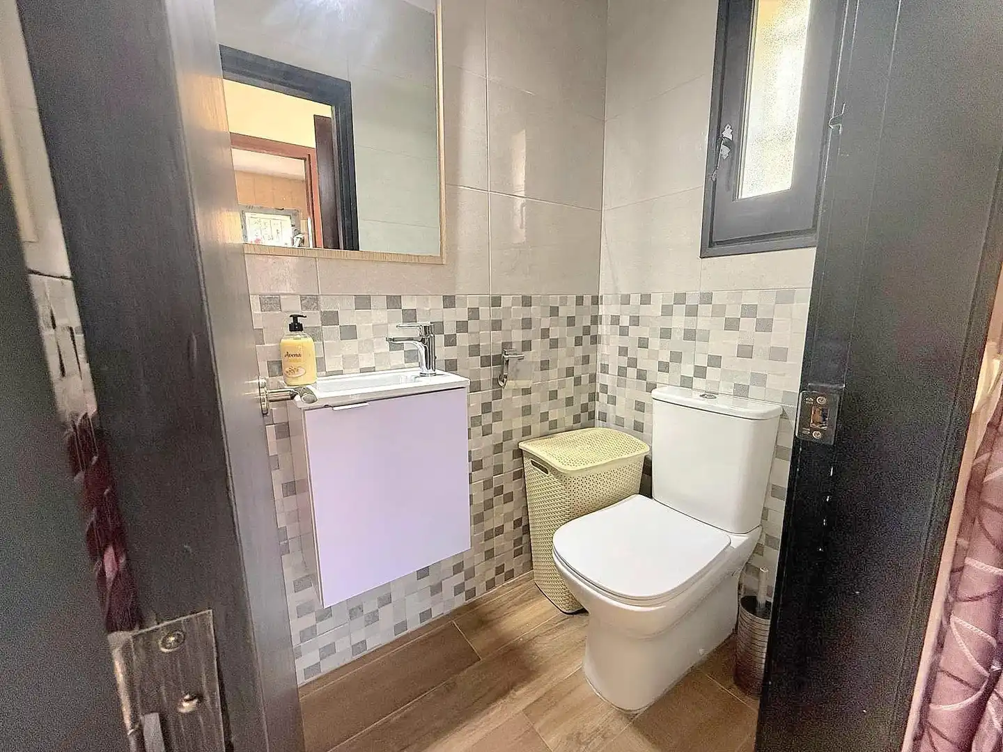 Badezimmer von Einfamilien-Reihenhaus zum Verkauf in Calafell mit Privatgarten, Terrasse und Abstellraum
