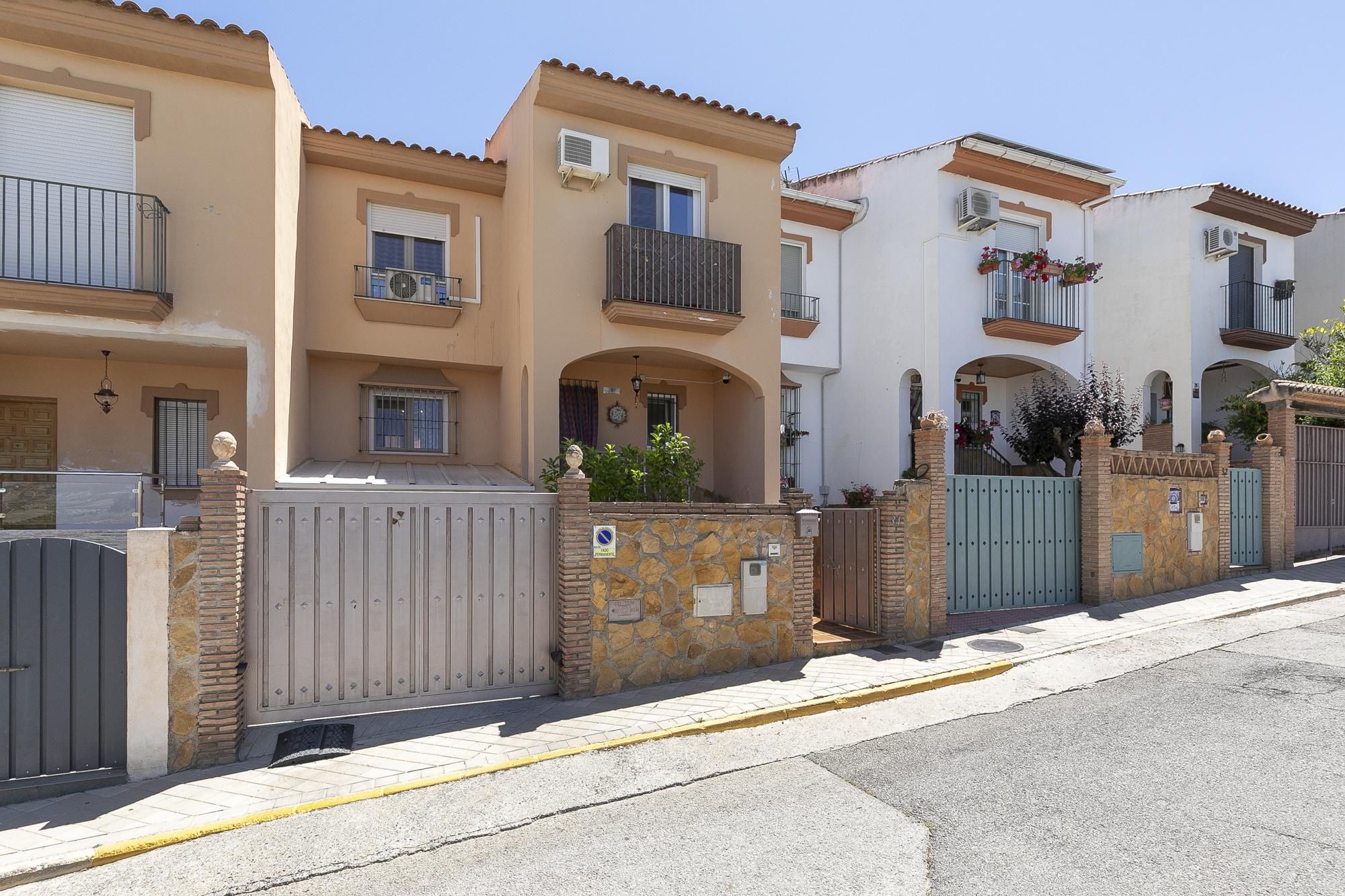 Vista exterior de Casa adosada en venda en Otura amb Aire condicionat, Calefacció i Terrassa