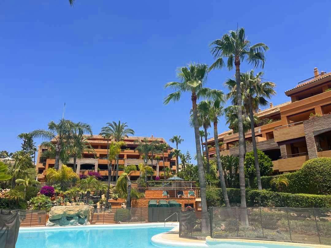 Vista exterior de Àtic en venda en Marbella amb Aire condicionat, Jardí privat i Terrassa