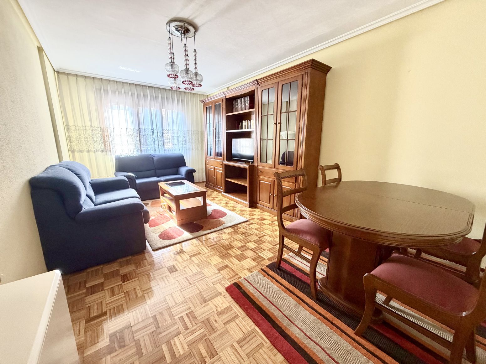 Sala de estar de Piso de alquiler en Gijón  con Calefacción, Parquet y Amueblado
