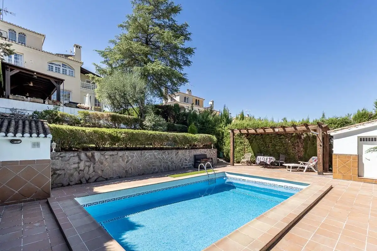Piscina de Casa o xalet en venda en Altos de la Zubia