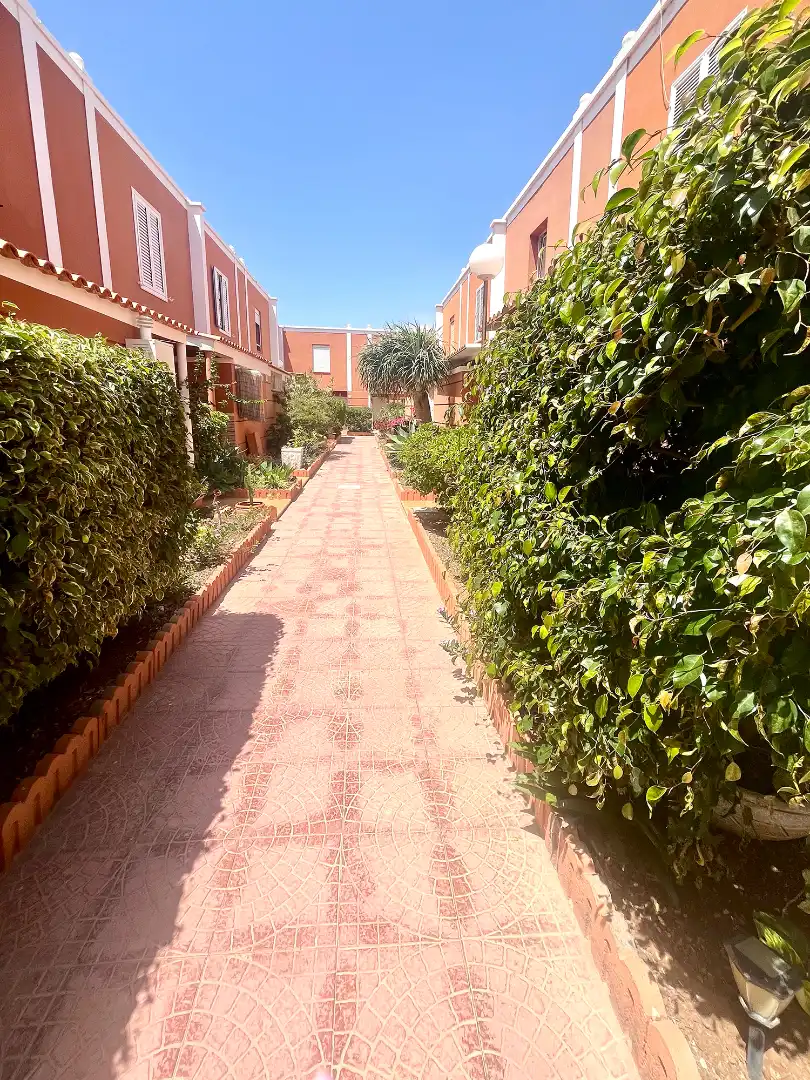 Vista exterior de Casa adosada en venda en Granadilla de Abona amb Aire condicionat, Moblat i Piscina comunitària