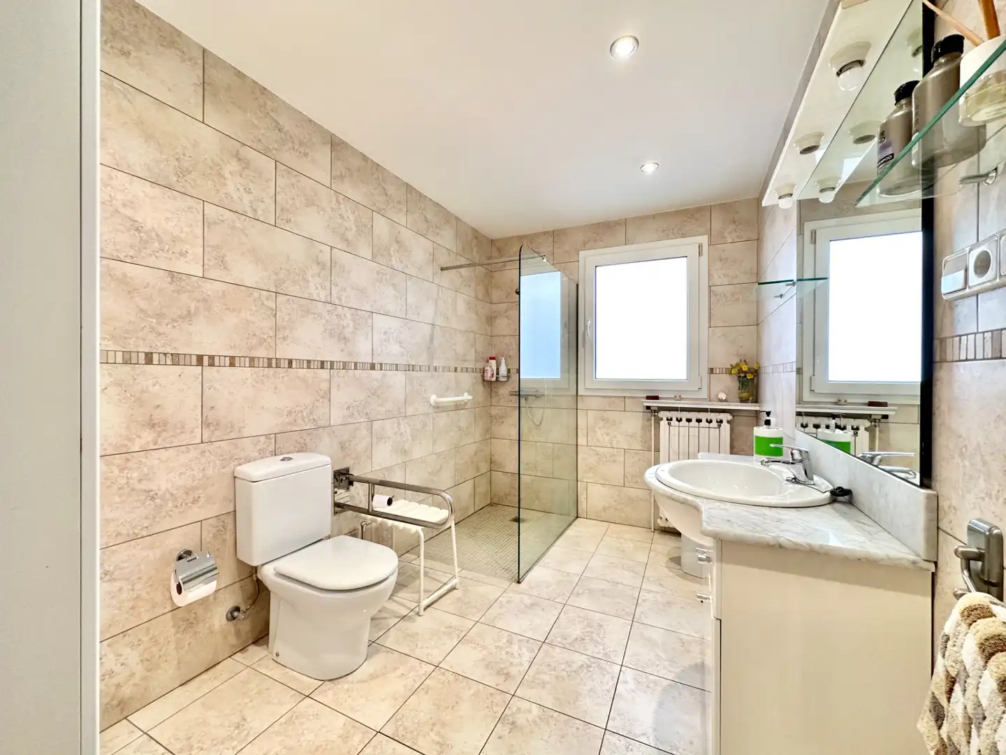 Baño de Casa adosada en venta en Manlleu con Calefacción, Jardín privado y Trastero