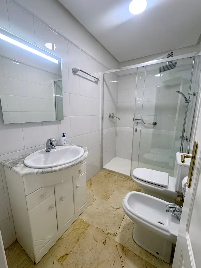 Baño de Piso de alquiler en Las Palmas de Gran Canaria con Trastero, Horno y Lavadora