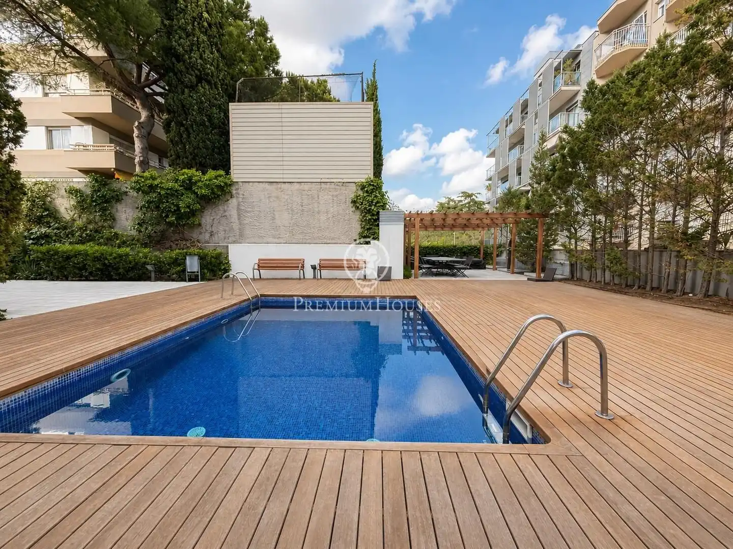 Schwimmbecken von Wohnung zum Verkauf in Barcelona mit Heizung, Privatgarten und Terrasse