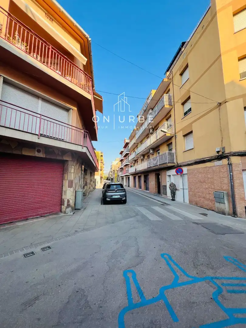 Vista exterior de Pis en venda en La Llagosta amb Aire condicionat, Terrassa i Moblat