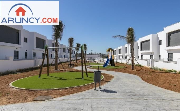 Exterior view of Single-family semi-detached for rent in Dos Hermanas  with Air Conditioner, Private garden and Furnished