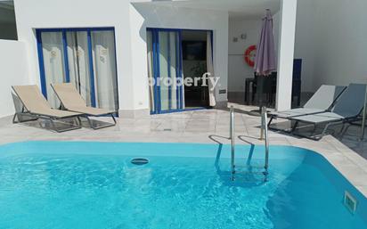 Exterior view of Single-family semi-detached for sale in Yaiza  with Terrace, Swimming Pool and Balcony