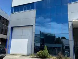 Vista exterior de Nave industrial de alquiler en Carral con Calefacción y Alarma