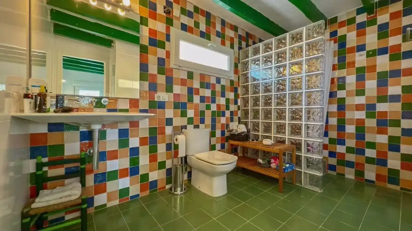 Bany de Casa o xalet en venda en Alicante / Alacant amb Aire condicionat, Calefacció i Jardí privat