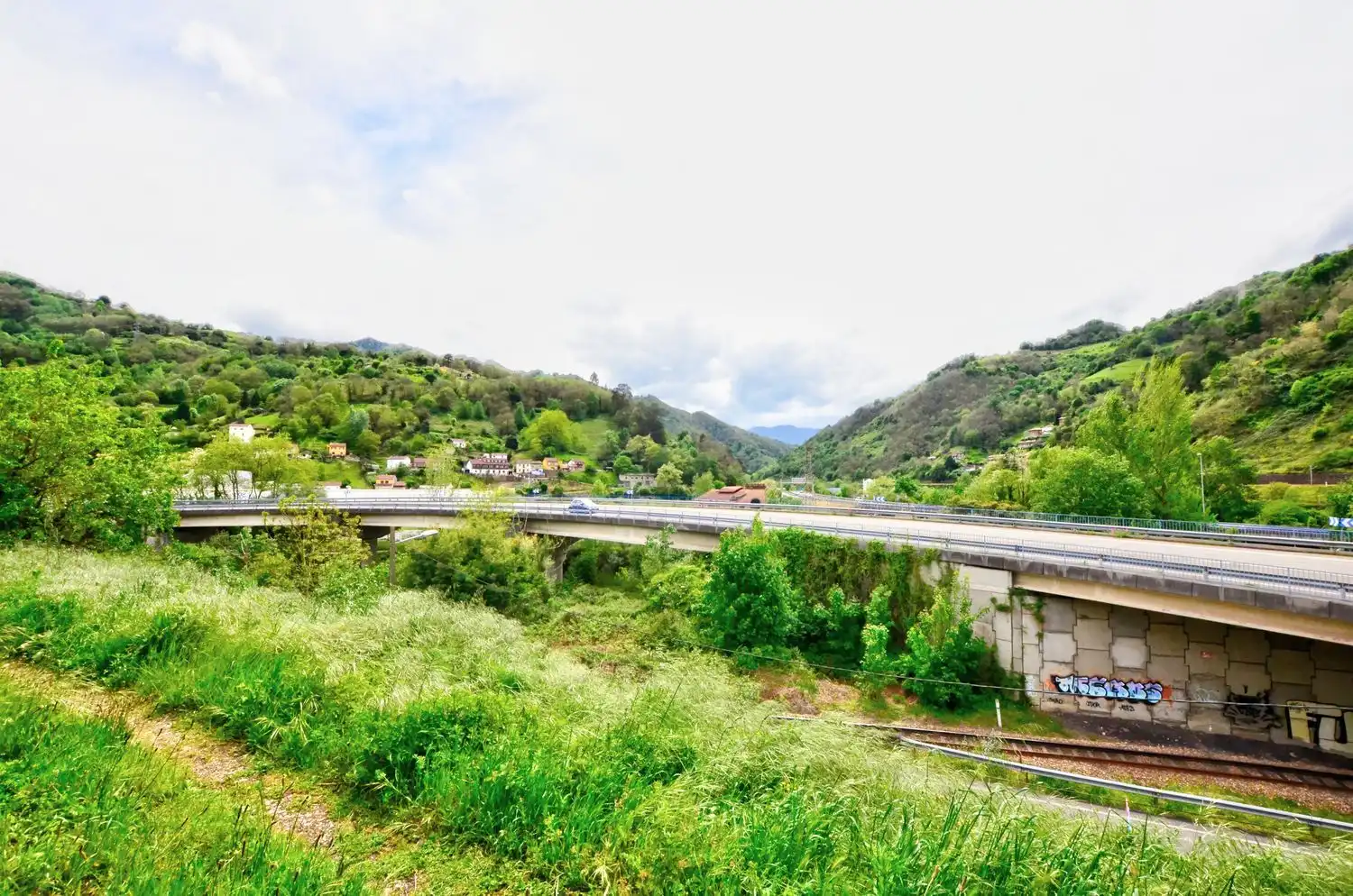 Vista exterior de Casa o chalet en venta en Mieres (Asturias) con Piscina
