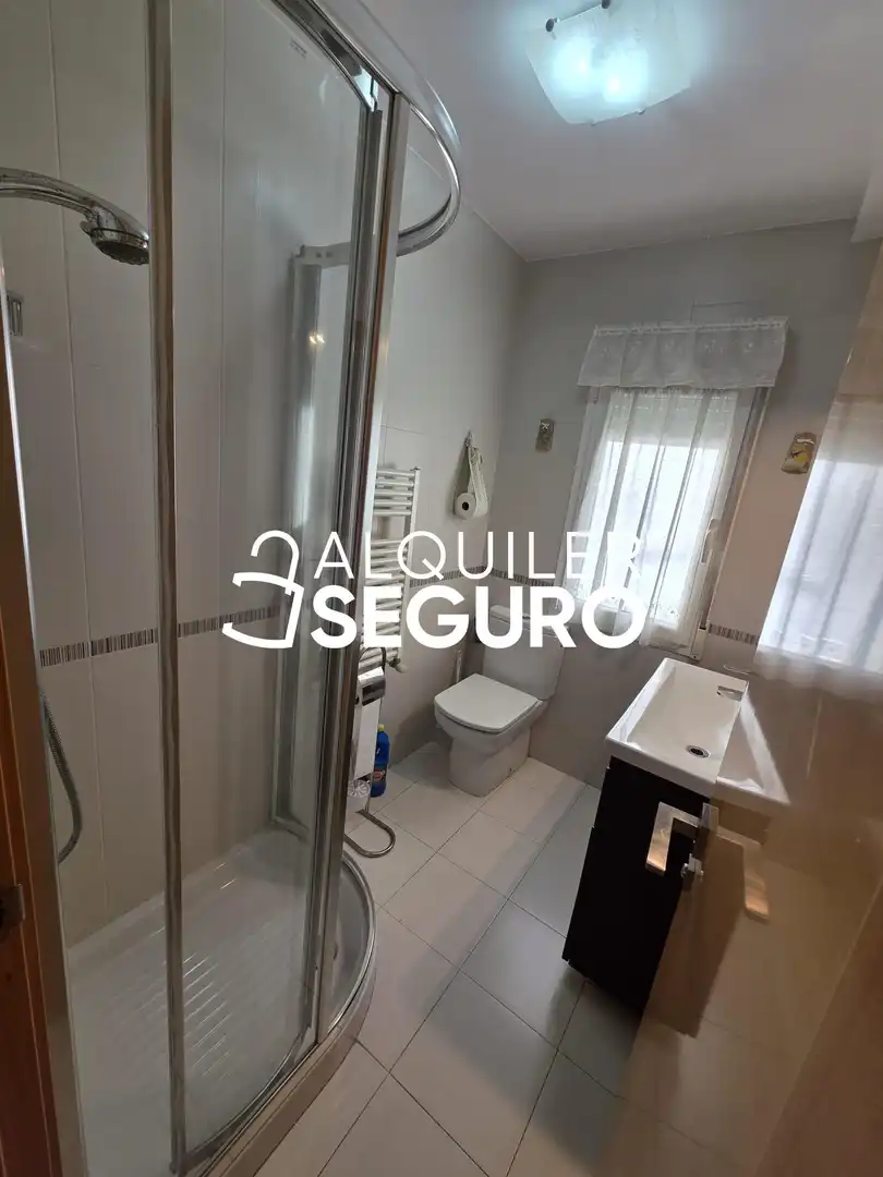 Baño de Piso de alquiler en Burgos con Calefacción, Terraza y Amueblado