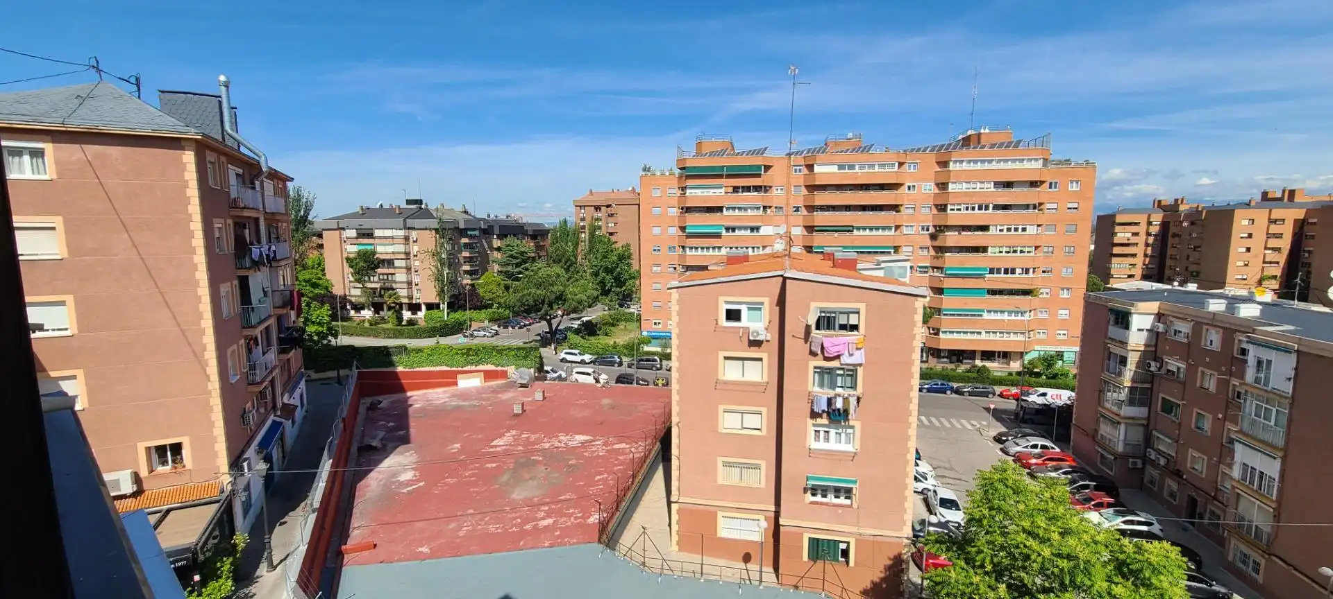 Vista exterior de Piso en venta en Madrid con Calefacción y Parquet