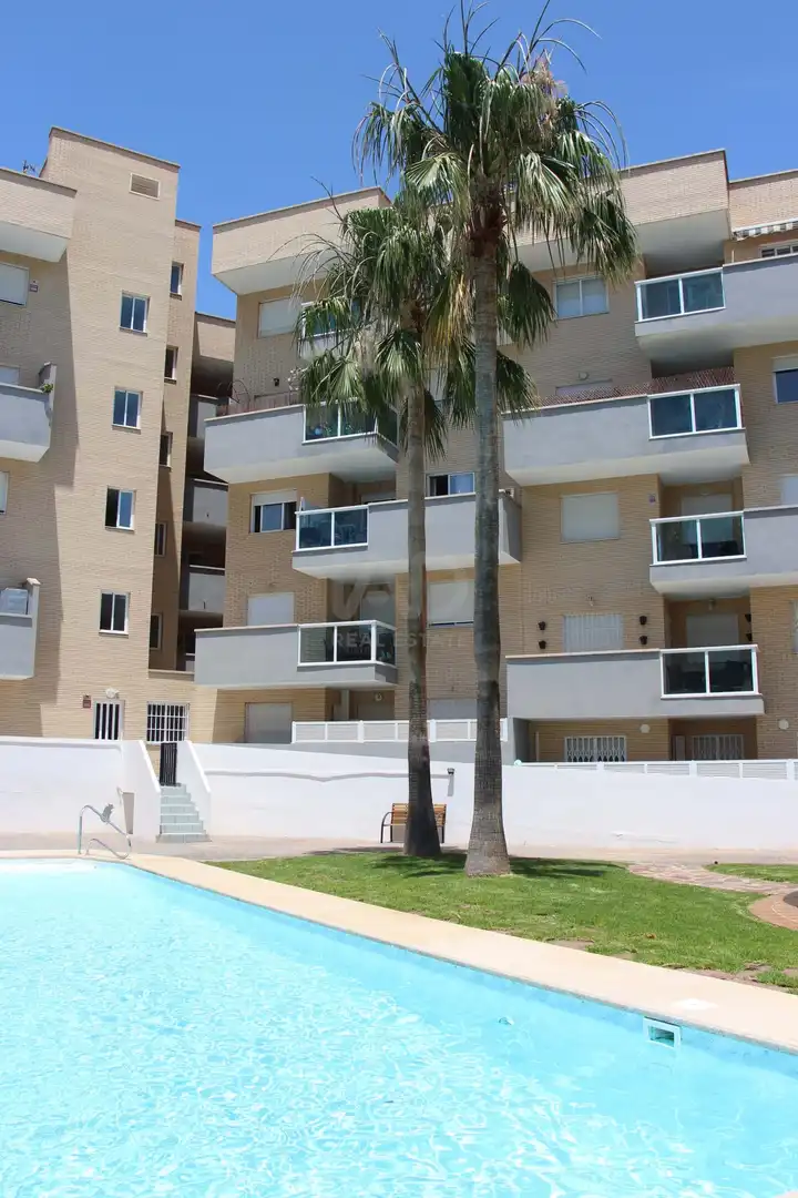 Vista exterior de Pis en venda en Roquetas de Mar amb Aire condicionat i Terrassa