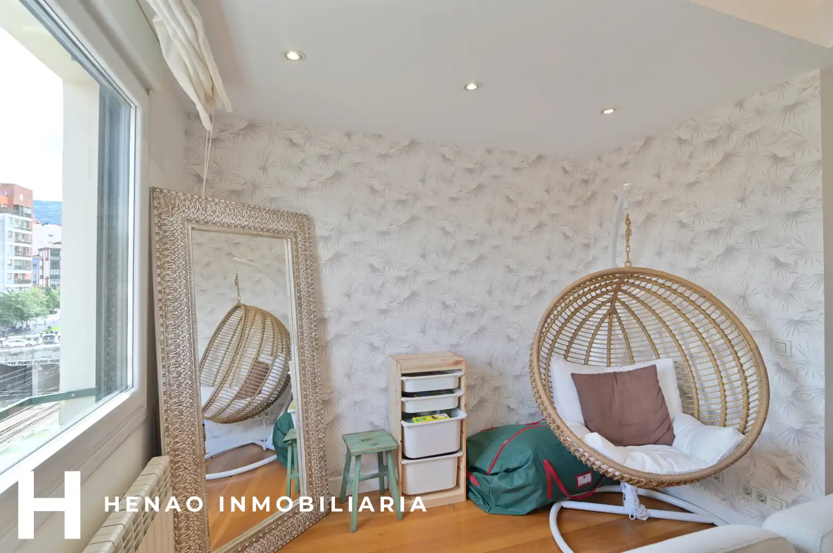 Living room of Flat for sale in Bilbao   with Heating, Parquet flooring and Furnished