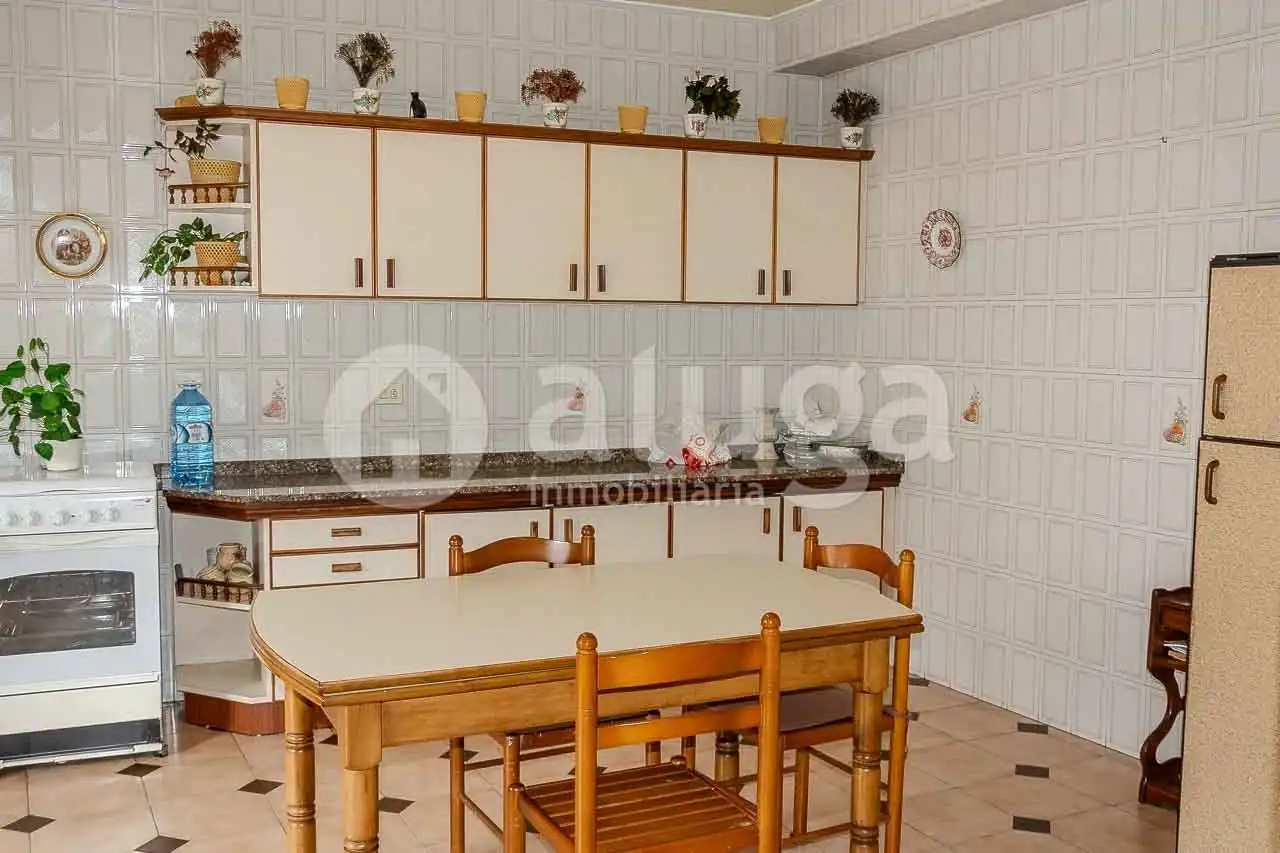 Cuina de Finca rústica en venda en Cangas  amb Calefacció, Jardí privat i Terrassa