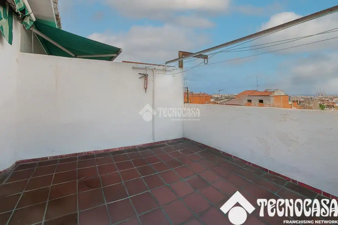 Piso con terraza en venta en Nou Barris