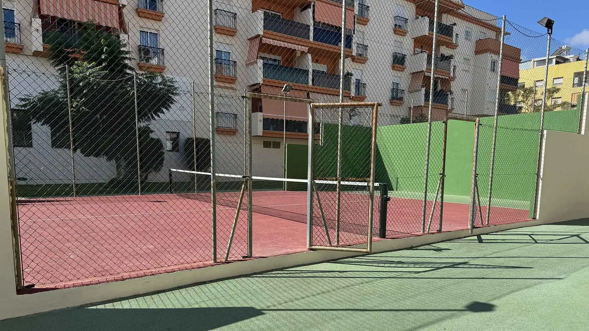 Aparcament de Àtic en venda en Estepona amb Aire condicionat, Terrassa i Piscina