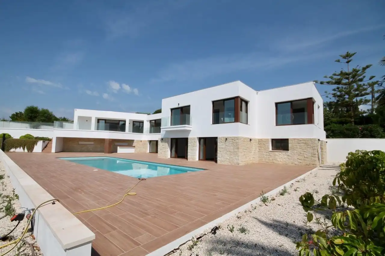 Vista exterior de Casa o xalet en venda en L'Alfàs del Pi amb Aire condicionat, Calefacció i Jardí privat