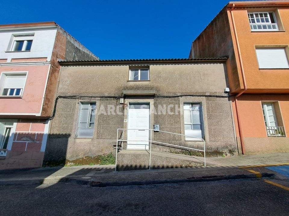 Vista exterior de Casa adosada en venda en Boiro amb Jardí privat