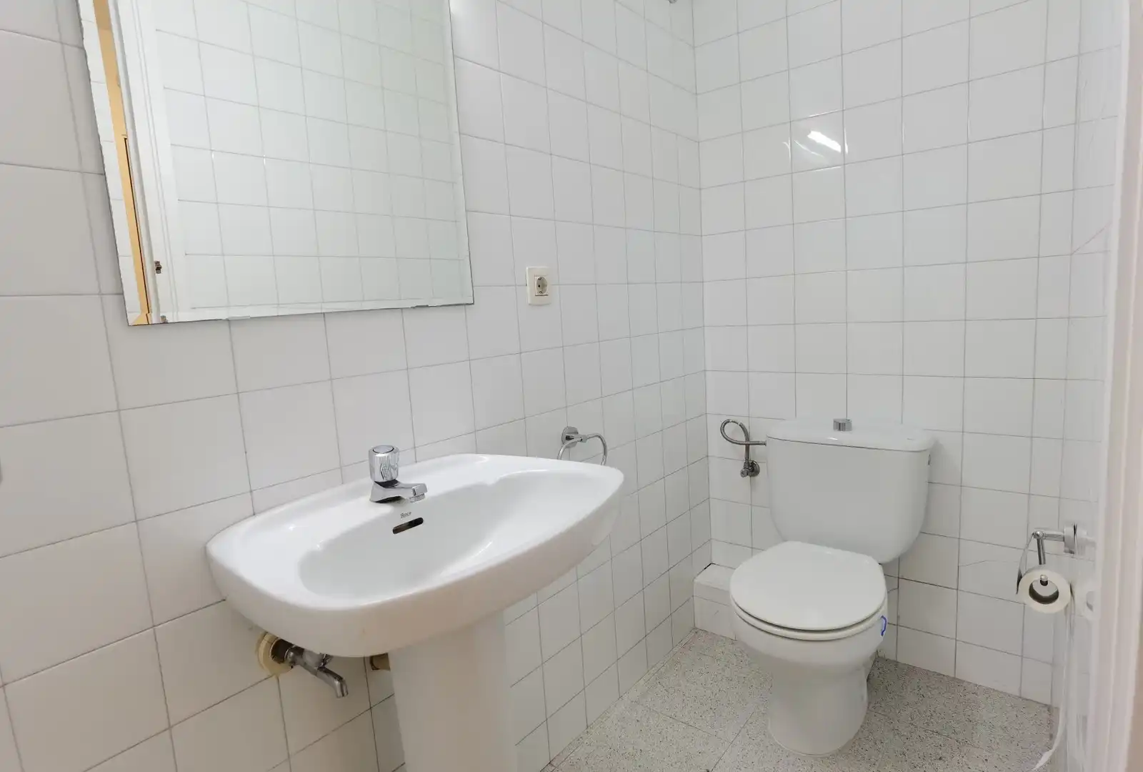 Badezimmer von Büro zur Miete in Mataró