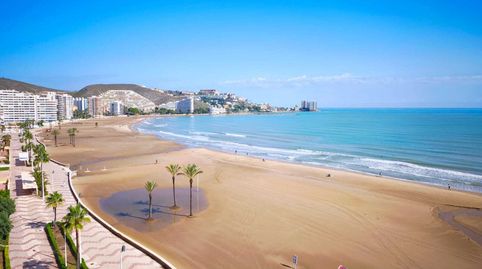 Apartamento situado en primera línea de la playa del Racó de Cullera, bien comunicado y con acceso directo al paseo marítimo. La v