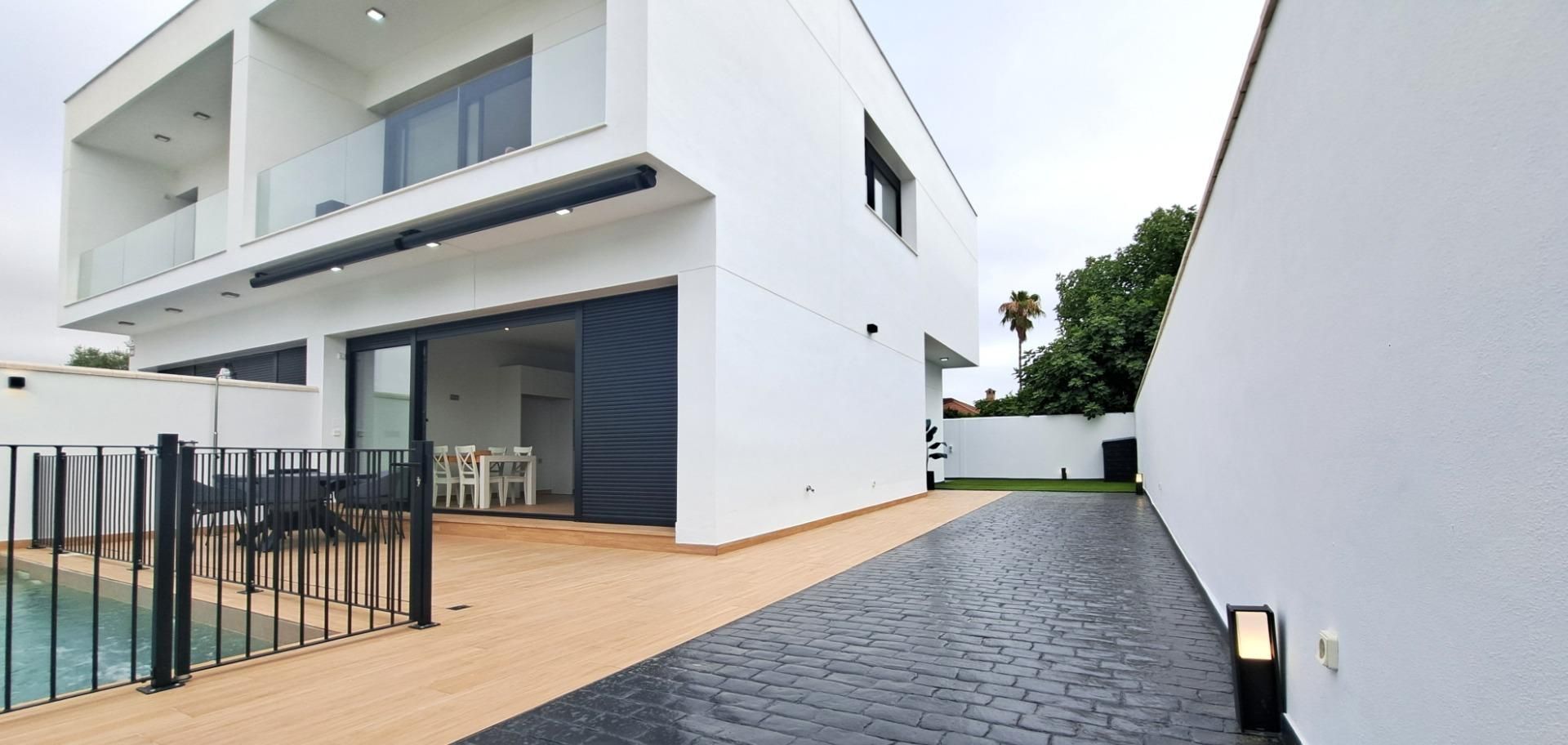 Exterior view of Single-family semi-detached for sale in Mairena del Aljarafe  with Air Conditioner, Heating and Terrace