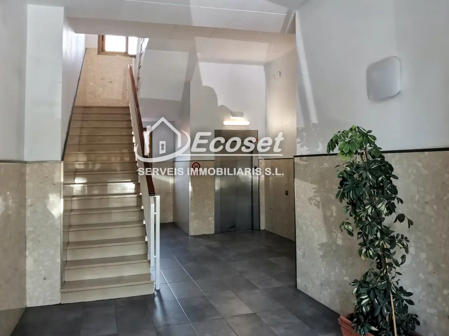 Maisonette zum Verkauf in Cornellà de Llobregat mit Klimaanlage, Parkett und Terrasse