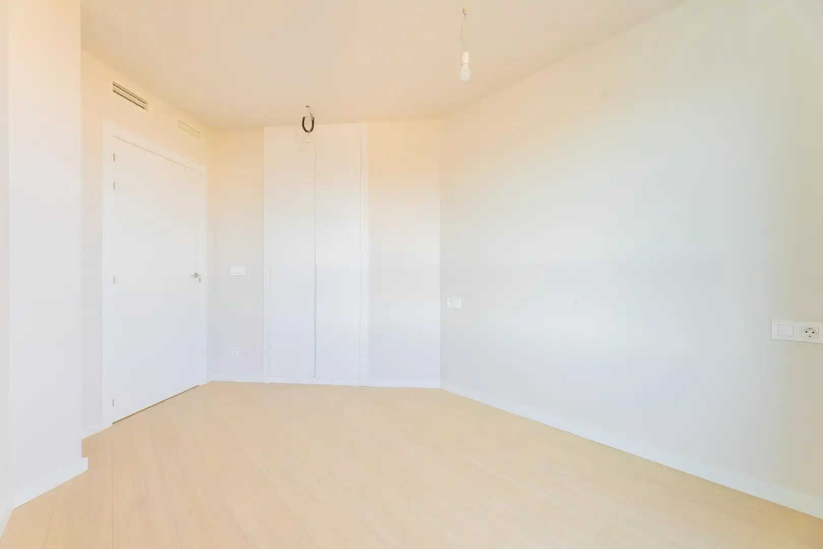 Schlafzimmer von Wohnung zur Miete in Valencia mit Klimaanlage, Heizung und Privatgarten