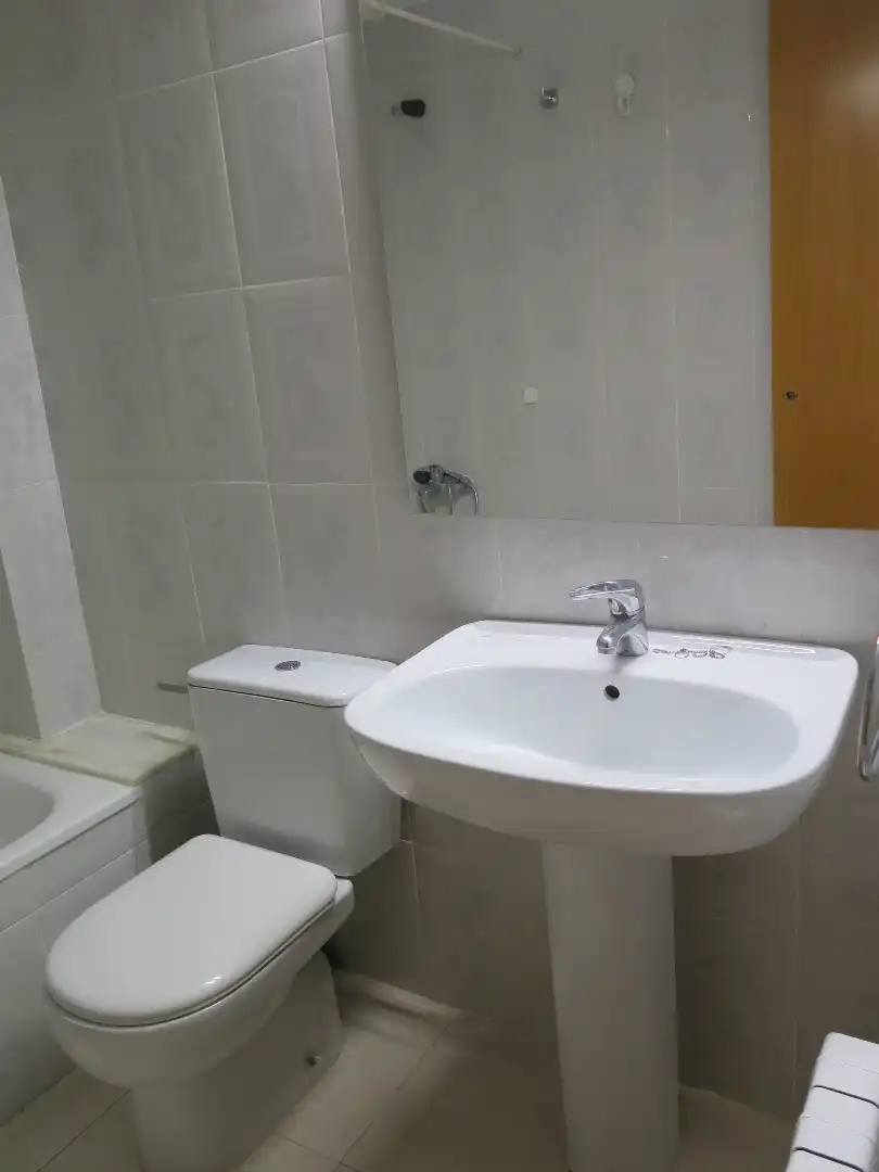 Bany de Pis de lloguer en Girona amb Calefacció i Balcó
