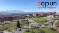 Vista exterior de Àtic en venda en Oviedo  amb Terrassa i Piscina