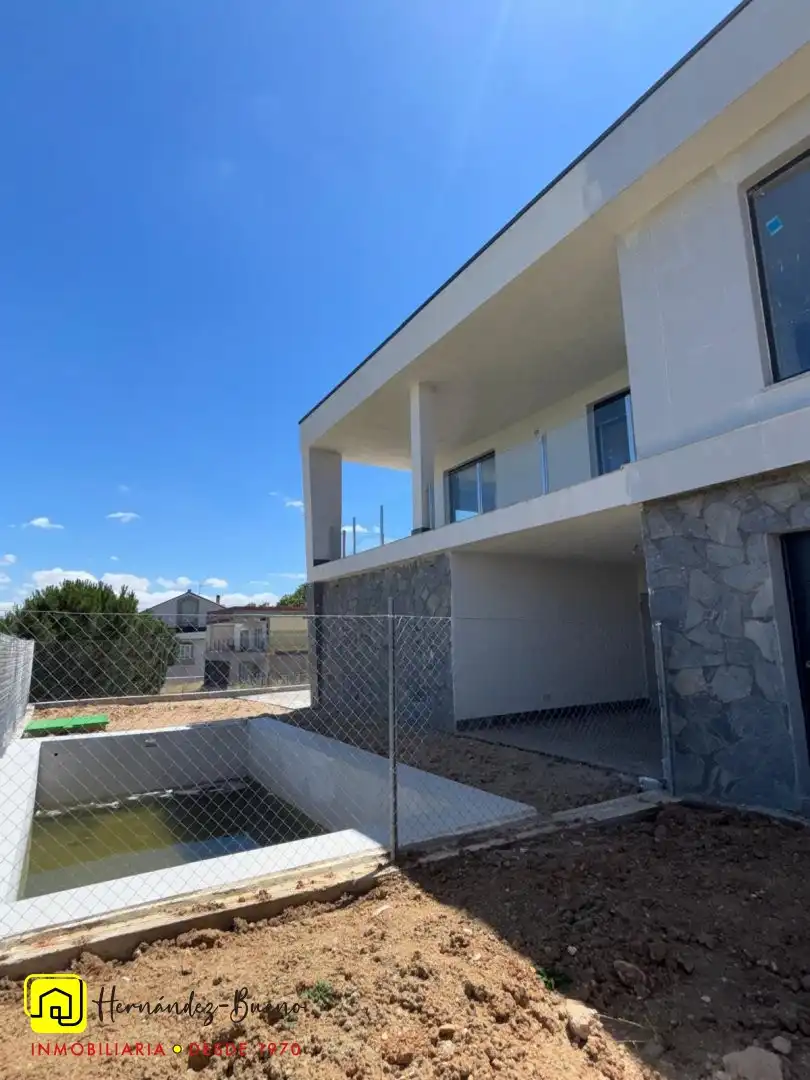 Vista exterior de Casa adosada en venda en Villamayor amb Calefacció