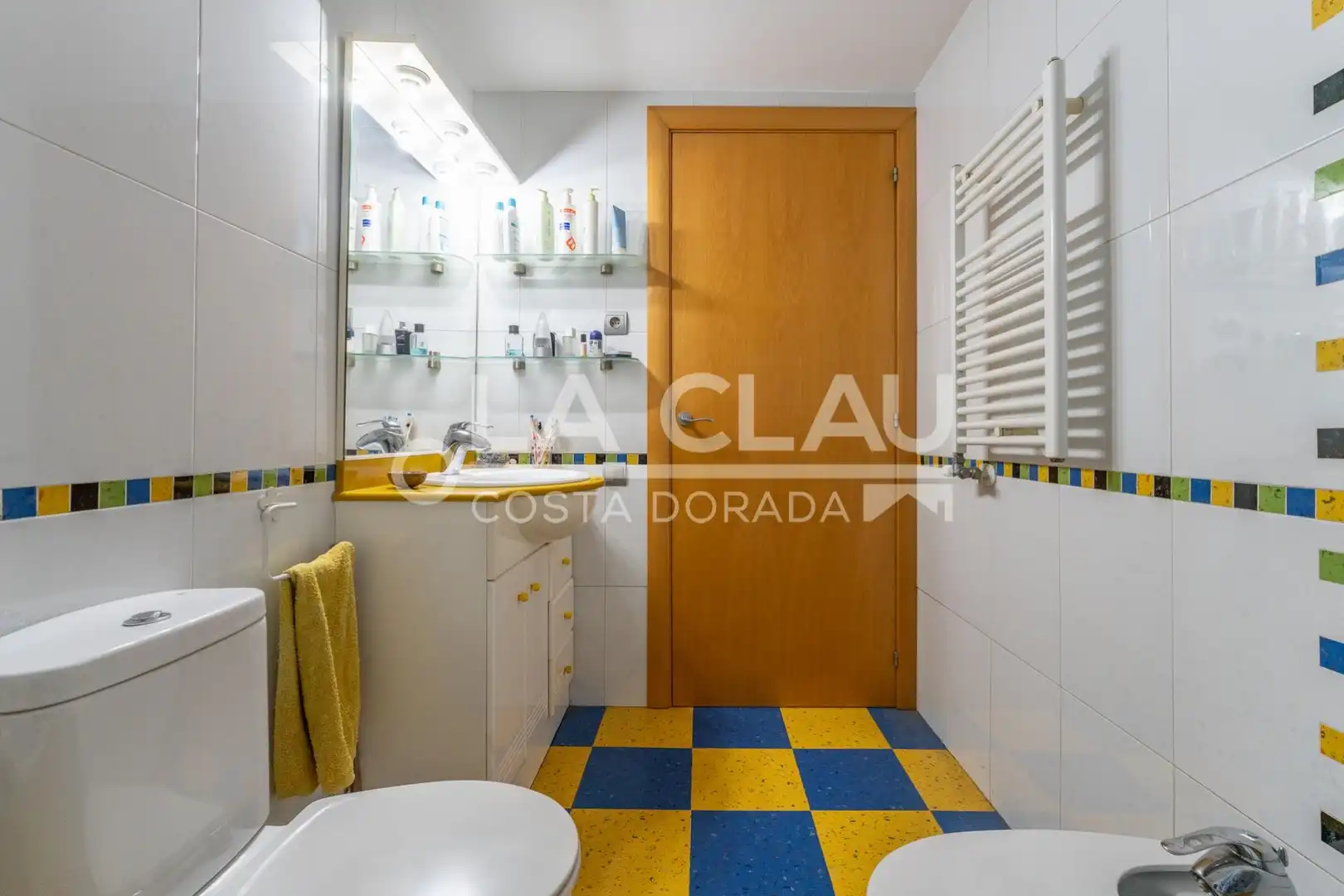 Badezimmer von Einfamilien-Reihenhaus zum Verkauf in Gavà mit Heizung