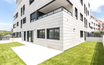 Vista exterior de Planta baixa en venda en Sant Cugat del Vallès amb Aire condicionat, Terrassa i Piscina