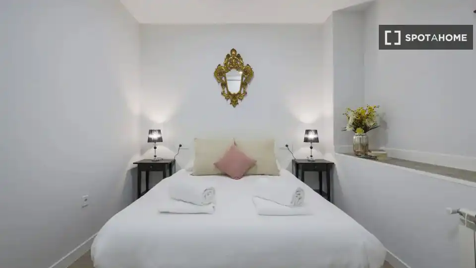 Bedroom of Flat for rent in Madrid  with Air Conditioner, Heating and Furnished