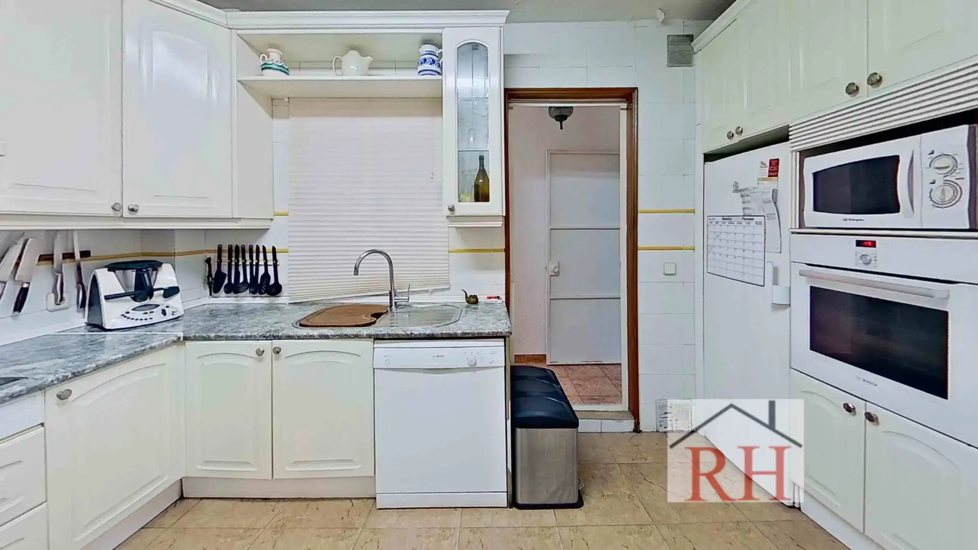 Cocina de Casa adosada en venta en Alcalá de Henares con Aire acondicionado, Calefacción y Jardín privado