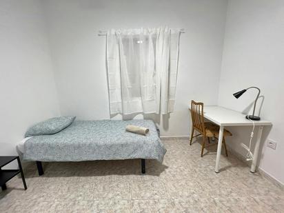 Bedroom of Flat to share in  Madrid Capital  with Heating, Washing machine and Internet